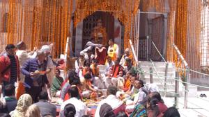Pilgrims at the Gangotri shrine on Wednesday.(HT Photo)
