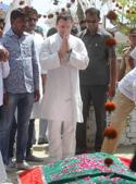 Congress President Rahul Gandhi visits the grave of Maulana Hasan Raza in Amethi.(PTI) Congress President Rahul Gandhi visits the grave of Maulana Hasan Raza in Amethi.(PTI)