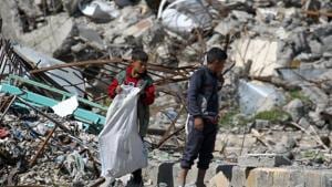 Boys stand on the rubble of damaged buildings in Raqqa, Syria April 18, 2018.(REUTERS) Boys stand on the rubble of damaged buildings in Raqqa, Syria April 18, 2018.(REUTERS)