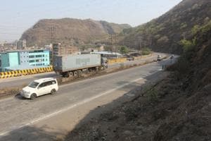 Around 15,000 containers, apart from thousands of other light vehicles, ply on the Mumbra bypass. Its closure will affect the traffic in Thane, Navi Mumbai, Mulund and Airoli.(Praful Gangurde/HT) Around 15,000 containers, apart from thousands of other light vehicles, ply on the Mumbra bypass. Its closure will affect the traffic in Thane, Navi Mumbai, Mulund and Airoli.(Praful Gangurde/HT)
