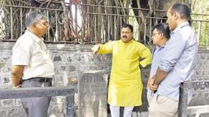 Congress leader Arvind Shinde (2nd from left) along with Abhay Vaidya, resident editor HT Pune (L), Abhay Khairnar, senior journalist HT Pune (R) and Abhijit Kondhalkar, urban planner (2nd from right) at the Zero Stone near GPO on Thursday.(Pratham Gokhale/HT Photo) Congress leader Arvind Shinde (2nd from left) along with Abhay Vaidya, resident editor HT Pune (L), Abhay Khairnar, senior journalist HT Pune (R) and Abhijit Kondhalkar, urban planner (2nd from right) at the Zero Stone near GPO on Thursday.(Pratham Gokhale/HT Photo)