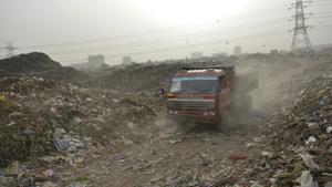 It is estimated that around 1,000 metric tonnes of solid waste is generated by the city every day.(Sakib Ali/HT Photo) It is estimated that around 1,000 metric tonnes of solid waste is generated by the city every day.(Sakib Ali/HT Photo)