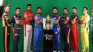 Team captains posing with the IPL 2018 trophy.(Twitter Photo//@IPL) Team captains posing with the IPL 2018 trophy.(Twitter Photo//@IPL)