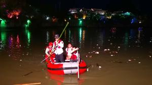 Rescuers patrol to look for missing people after two boats capsized in Guilin in southern China.(AFP) Rescuers patrol to look for missing people after two boats capsized in Guilin in southern China.(AFP)