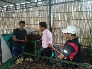 MCG commissioner Yashpal Yadav at a compost plant at Uniworld(HT PHOTO) MCG commissioner Yashpal Yadav at a compost plant at Uniworld(HT PHOTO)