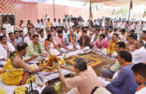 BJP leaders at the ground breaking ceremony for the party office at Silokhra on Monday.(Sanjeev Verma/HT PHOTO) BJP leaders at the ground breaking ceremony for the party office at Silokhra on Monday.(Sanjeev Verma/HT PHOTO)
