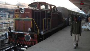 Railway officials have said that the route between Pune and Lonavala will be closed down to carry out maintenance and repair work from April 23 to April 30 .(HT REPRESENTATIVE PHOTO) Railway officials have said that the route between Pune and Lonavala will be closed down to carry out maintenance and repair work from April 23 to April 30 .(HT REPRESENTATIVE PHOTO)