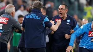 Napoli coach Maurizio Sarri celebrates with his coaching staff after the club’s 1-0 win over Juventus in Turin on Sunday.(REUTERS)
