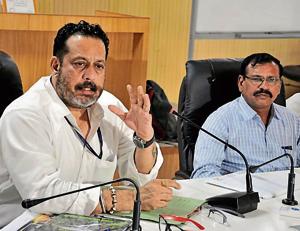 (From Left) Sunil Limaye and Kishore Mishrikotkar during a press conference about forest tourism at Vanbhavan office in Pune on Tuesday.(HT PHOTO) (From Left) Sunil Limaye and Kishore Mishrikotkar during a press conference about forest tourism at Vanbhavan office in Pune on Tuesday.(HT PHOTO)