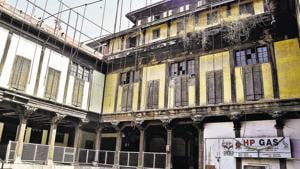 Today, more than 350 years after the height of glory of the Maratha empire, Pune’s wadas are waging a final battle for survival as the civic body turns its attention off this issue. Raste Wada is no exception.(RAVINDRA JOSHI/ HT PHOTO) Today, more than 350 years after the height of glory of the Maratha empire, Pune’s wadas are waging a final battle for survival as the civic body turns its attention off this issue. Raste Wada is no exception.(RAVINDRA JOSHI/ HT PHOTO)