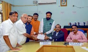 BJP MP B Sriramulu files his nomination papers in presence of Union minister Prakash Javadekar and BS Yeddyurappa in Badami on Tuesday.(PTI) BJP MP B Sriramulu files his nomination papers in presence of Union minister Prakash Javadekar and BS Yeddyurappa in Badami on Tuesday.(PTI)