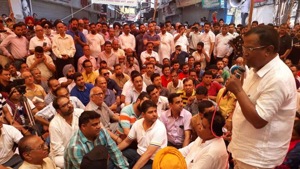 BJP MLA Som Parkash addressing the protesters in Phagwara on Wednesday.(HT Photo) BJP MLA Som Parkash addressing the protesters in Phagwara on Wednesday.(HT Photo)