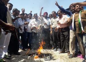Farmers in Rajasthan’s Kota burning garlic protesting over lower prices of garlic.(HT File Photo.) Farmers in Rajasthan’s Kota burning garlic protesting over lower prices of garlic.(HT File Photo.)
