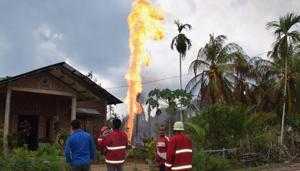 Indonesian fire fighters battle to extinguish a fire at an illegal oil well in Peureulak on April 25, 2018.(AFP) Indonesian fire fighters battle to extinguish a fire at an illegal oil well in Peureulak on April 25, 2018.(AFP)