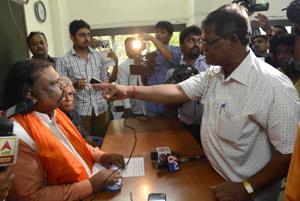 Ajaysinh Sengar, who heads the Refinery Project Bachao Samiti, was confronted by workers of the Maharashtra Swabhiman party on Wednesday in Mumbai.(HT photo) Ajaysinh Sengar, who heads the Refinery Project Bachao Samiti, was confronted by workers of the Maharashtra Swabhiman party on Wednesday in Mumbai.(HT photo)
