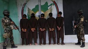 Afghan security forces stand next to Taliban militants as they are to the media in Ghazni province on April 14, 2018. Afghan security forces arrested five Taliban militants during an operation in Ghazni province.(AFP) Afghan security forces stand next to Taliban militants as they are to the media in Ghazni province on April 14, 2018. Afghan security forces arrested five Taliban militants during an operation in Ghazni province.(AFP)