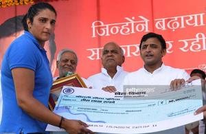 A file photo showing Seema Punia collecting a cheque from SP chief Akhilesh Yadav on winning a silver medal at the 2014 Glasgow Commonwealth Games.(File Photo) A file photo showing Seema Punia collecting a cheque from SP chief Akhilesh Yadav on winning a silver medal at the 2014 Glasgow Commonwealth Games.(File Photo)