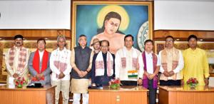 Assam governor Jagdish Mukhi (centre) and chief minister Sarbananda Sonowal (4th from right) pose for a photograph with new ministers after the swearing-in ceremony, at Raj Bhawan in Guwahati on Thursday.(PTI) Assam governor Jagdish Mukhi (centre) and chief minister Sarbananda Sonowal (4th from right) pose for a photograph with new ministers after the swearing-in ceremony, at Raj Bhawan in Guwahati on Thursday.(PTI)
