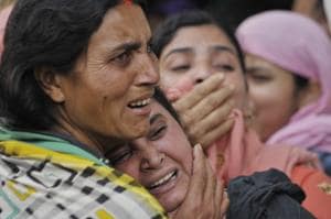 Grieving family members of the victims of Kushinagar tragedy.(HT/Deepak Gupta) Grieving family members of the victims of Kushinagar tragedy.(HT/Deepak Gupta)