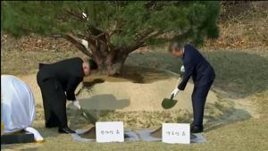 South Korean President Moon Jae-in and North Korean leader Kim Jong Un attend tree planting ceremony during the inter-Korean summit at the truce village of Panmunjom, in this still frame taken from video, South Korea April 27, 2018.(REUTERS) South Korean President Moon Jae-in and North Korean leader Kim Jong Un attend tree planting ceremony during the inter-Korean summit at the truce village of Panmunjom, in this still frame taken from video, South Korea April 27, 2018.(REUTERS)