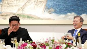 South Korean President Moon Jae-in and North Korean leader Kim Jong Un attend a banquet on the Peace House at the truce village of Panmunjom inside the demilitarized zone separating the two Koreas, South Korea, April 27, 2018.(Reuters Photo) South Korean President Moon Jae-in and North Korean leader Kim Jong Un attend a banquet on the Peace House at the truce village of Panmunjom inside the demilitarized zone separating the two Koreas, South Korea, April 27, 2018.(Reuters Photo)