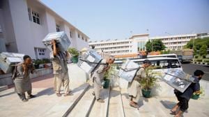 Workers carry official documents to transport them for bi-annual 'Darbar Move' from Jammu to Srinagar at Civil Secretariat in Jammu on Saturday.(PTI Photo) Workers carry official documents to transport them for bi-annual 'Darbar Move' from Jammu to Srinagar at Civil Secretariat in Jammu on Saturday.(PTI Photo)