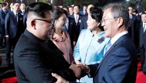 South Korean President Moon Jae-in, North Korean leader Kim Jong Un, Kim's wife Ri Sol Ju and Moon's wife Kim Jung-sook attend a farewell ceremony at the truce village of Panmunjom inside the demilitarized zone separating the two Koreas, South Korea, April 27, 2018.(Reuters Photo) South Korean President Moon Jae-in, North Korean leader Kim Jong Un, Kim's wife Ri Sol Ju and Moon's wife Kim Jung-sook attend a farewell ceremony at the truce village of Panmunjom inside the demilitarized zone separating the two Koreas, South Korea, April 27, 2018.(Reuters Photo)