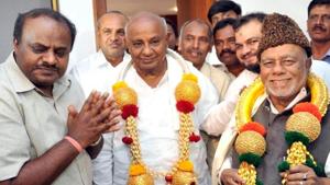 No coalition at the Centre and bypoll losses in last 10 years have pushed HD Deve Gowda’s (centre) party JD(S) against the wall.(PTI File Photo) No coalition at the Centre and bypoll losses in last 10 years have pushed HD Deve Gowda’s (centre) party JD(S) against the wall.(PTI File Photo)
