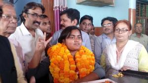 Anjali Verma flashes the victory sign after UP Board 2018 results were declared on Sunday. She scored 96.35% marks.(Anil Kumar Maurya/HT) Anjali Verma flashes the victory sign after UP Board 2018 results were declared on Sunday. She scored 96.35% marks.(Anil Kumar Maurya/HT)