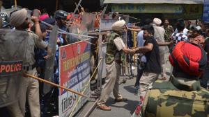A minor scuffle took place after cremation of Yaswant Bobby in Phagwara on Sunday.(Pardeep Pandit/HT) A minor scuffle took place after cremation of Yaswant Bobby in Phagwara on Sunday.(Pardeep Pandit/HT)