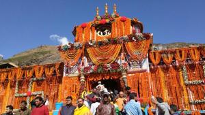 Devotees during opening of the portals of Badrinath shrine on Monday.(HT Photo) Devotees during opening of the portals of Badrinath shrine on Monday.(HT Photo)