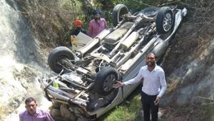 Local people help in rescue operation in Nehrian in Una district where six people were killed and seven were injured after car they were travelling in rolled down a gorge.(HT Photo) Local people help in rescue operation in Nehrian in Una district where six people were killed and seven were injured after car they were travelling in rolled down a gorge.(HT Photo)