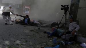 Afghan journalists are seen after a blast in Kabul, Afghanistan on April 30, 2018.(Reuters Photo) Afghan journalists are seen after a blast in Kabul, Afghanistan on April 30, 2018.(Reuters Photo)