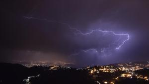 Lightning struck people during a nor’wester that hit different parts of West Bengal on Sunday night.(HT File Photo/Representative) Lightning struck people during a nor’wester that hit different parts of West Bengal on Sunday night.(HT File Photo/Representative)