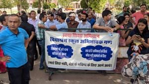 Parents stage a protest at Vidyashram school in Jaipur.(HT File) Parents stage a protest at Vidyashram school in Jaipur.(HT File)