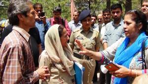 Kasauli hotel owner Vijay Singh (brown shirt), who allegedly shot dead assistant town and country planning officer Shail Bala Sharma (in blue), in Kasauli during demolition drive, is seen talking to her on Tuesday, just hours before the incident.(ANI Twitter) Kasauli hotel owner Vijay Singh (brown shirt), who allegedly shot dead assistant town and country planning officer Shail Bala Sharma (in blue), in Kasauli during demolition drive, is seen talking to her on Tuesday, just hours before the incident.(ANI Twitter)