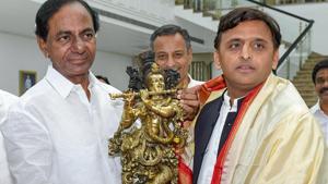 Samajwadi Party leader Akhilesh Yadav exchanges memorabilia with Telangana chief minister K Chandrasekhar Rao at latter's residence in Hyderabad on Wednesday.(PTI Photo) Samajwadi Party leader Akhilesh Yadav exchanges memorabilia with Telangana chief minister K Chandrasekhar Rao at latter's residence in Hyderabad on Wednesday.(PTI Photo)