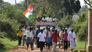 Congress members campaign for the upcoming Karnataka assembly election in Hassan on April 27.(Arijit Sen/HT File Photo) Congress members campaign for the upcoming Karnataka assembly election in Hassan on April 27.(Arijit Sen/HT File Photo)