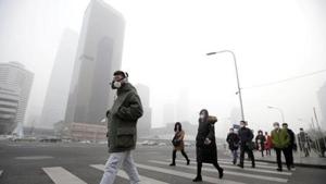 A man wearing a respiratory protection mask walks toward an office building during the smog after a red alert was issued for heavy air pollution in Beijing's central business district, China.(Reuters File Photo) A man wearing a respiratory protection mask walks toward an office building during the smog after a red alert was issued for heavy air pollution in Beijing's central business district, China.(Reuters File Photo)