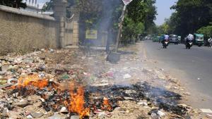 Garbage burning key contributor to rising PM2.5 level, says expert.(HT Photo) Garbage burning key contributor to rising PM2.5 level, says expert.(HT Photo)