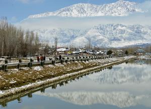 The banks of the Dal Lake in Srinagar after fresh snowfalll.(TAUSEEF MUSTAFA/AFP) The banks of the Dal Lake in Srinagar after fresh snowfalll.(TAUSEEF MUSTAFA/AFP)