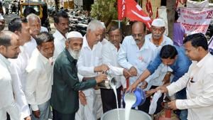 Kisan Sabha activists with farmers distribute milk free of cost to protest the low procurement prices by dairies in the state, in Karad, Maharashtra, on Thursday.(PTI photo) Kisan Sabha activists with farmers distribute milk free of cost to protest the low procurement prices by dairies in the state, in Karad, Maharashtra, on Thursday.(PTI photo)