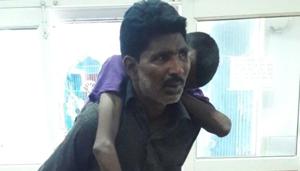 Pankaj carries the body of his brother on his back.(HT Photo)