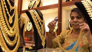Jewellers in India are having a tough year. The industry has come under a cloud with two companies under investigation for an alleged banking fraud of $2 billion(Bachchan Kumar/ Hindustan Times) Jewellers in India are having a tough year. The industry has come under a cloud with two companies under investigation for an alleged banking fraud of $2 billion(Bachchan Kumar/ Hindustan Times)