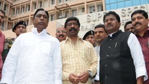 JMM president Hemant Soren , Congress legislator Alamgir Alam and JVM(P) leader Bandhu Tirkey emerge from the Rajendra Institute of Medical Sciences in Ranchi after meeting RJD president Lalu Prasad recently.(Diwakar Prasad/ HT Photo)