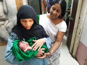 Zeba Ansari, 22, delivered a baby girl in a local train at Thane station on Saturday.(Praful Gangurde) Zeba Ansari, 22, delivered a baby girl in a local train at Thane station on Saturday.(Praful Gangurde)