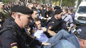 Russian police carrying a struggling opposition leader Alexei Navalny at a demonstration against President Vladimir Putin in Pushkin Square in Moscow, Russia, on Saturday.(AP photo) Russian police carrying a struggling opposition leader Alexei Navalny at a demonstration against President Vladimir Putin in Pushkin Square in Moscow, Russia, on Saturday.(AP photo)