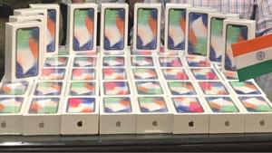 100 iPhone X handsets were seized from a man’s baggage at the Delhi airport on Sunday.(ANI Photo) 100 iPhone X handsets were seized from a man’s baggage at the Delhi airport on Sunday.(ANI Photo)