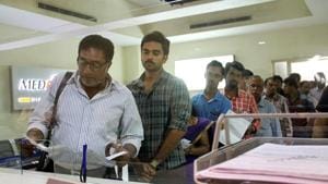 Sila Samayangalil stars Prakash Raj, Ashok Selvan and Shreya Reddy. Sila Samayangalil stars Prakash Raj, Ashok Selvan and Shreya Reddy.