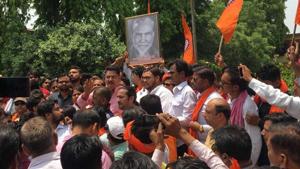 Hindu Jagran Manch activists hold a portrait of Raja Mahendra Pratap Singh, demanding its installation at AMU in Aligarh on Sunday.(HT PHOTO) Hindu Jagran Manch activists hold a portrait of Raja Mahendra Pratap Singh, demanding its installation at AMU in Aligarh on Sunday.(HT PHOTO)